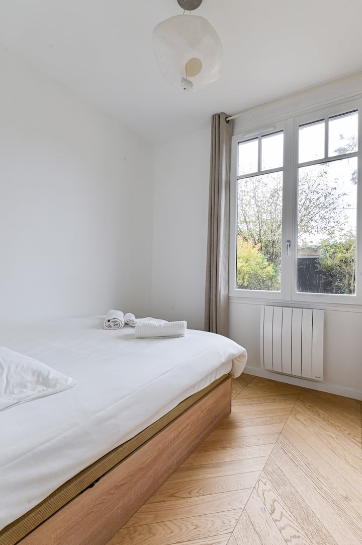 Საძინებელი 2: საწოლი 140*190, სამუშაო მაგიდა და ტანსაცმლის საკიდი.

Გასრიალებული კარის დახურვის შესაძლებლობა, რომ ის სააბაზანოსა და უნიტაზით აპარტამენტად ვაქციოთ. 