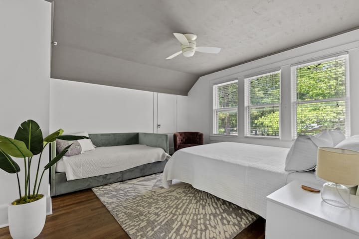 เตียงควีนไซส์ที่อบอุ่นและเตียงเดย์เบดขนาดใหญ่ เหมาะสำหรับเด็กๆ! เพลิดเพลินกับความสะดวกสบายของการควบคุมเครื่องปรับอากาศแยกกันในห้องนอนชั้นบนทุกห้อง!