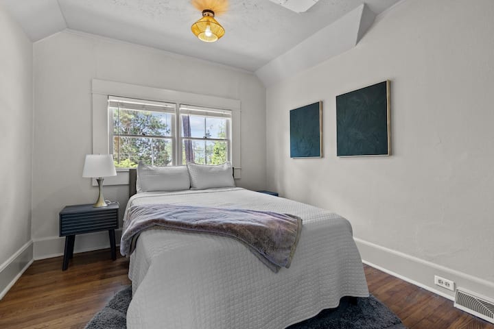 เตียงคู่พร้อมพื้นที่ตู้เสื้อผ้ากว้างขวาง เพลิดเพลินกับความสะดวกสบายของการควบคุมเครื่องปรับอากาศแยกกันในห้องนอนชั้นบนทุกห้อง!