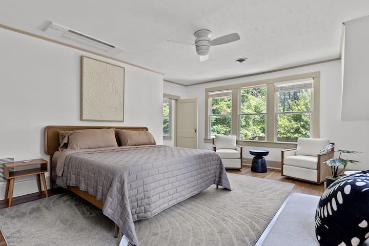 เตียงคิงไซส์และฟูกนอน Serta ที่ดึงออกมาเป็นเตียงเต็มขนาด เพลิดเพลินกับความสะดวกสบายของการควบคุมเครื่องปรับอากาศแยกกันในห้องนอนชั้นบนทุกห้อง!