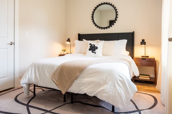 سرير ملكة ناعم جميل للاستمتاع به بعد يوم طويل.