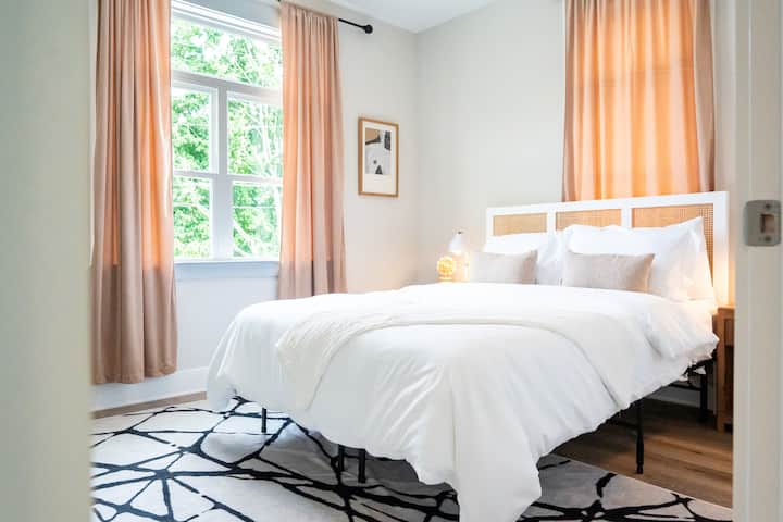 يحتل سرير كوين مركز الصدارة في هذه الغرفة الجذابة، مما يوفر الراحة والأناقة لقضاء ليلة هادئة.