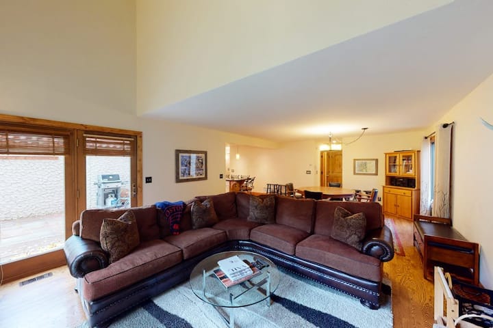 Spacious Townhome 3br | Fireplace | Golf Course - Avon, CO