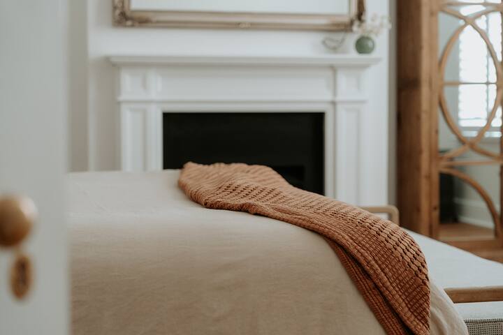 Foodie district, fireplace, deep bath. Parking. gallery image 4