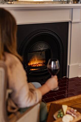 Foodie district, fireplace, deep bath. Parking. gallery image 2