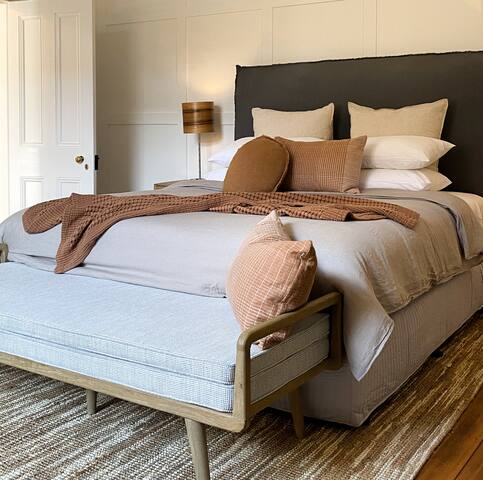 Foodie district, fireplace, deep bath. Parking. gallery image 3