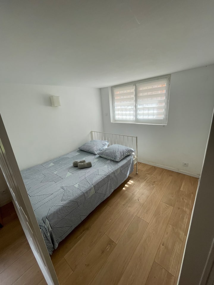 Espacio para dormir cama de 140 en un ático de 35 m2