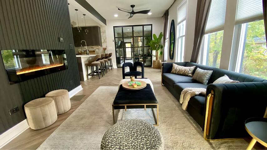 “Maison Blanc Noir” ~ Chicago Mansion w/ King Beds gallery image 2