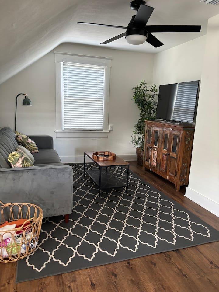 Charming Walkable Attic Bungalow Near Lake Eola - Orlando, FL
