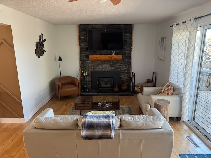 Mountain Mural Retreat - Hinton