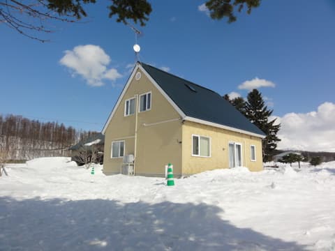 富良野と美瑛の中間/貸切 153㎡ /家族向け 12名 /広い・きれい・美景色 /芝生でのびのび BBQ