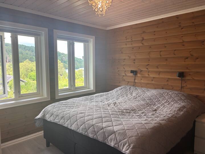 მთავარ საძინებელს აქვს 180 სმ‑იანი ორმაგი საწოლი, საძინებლის ტუმბოები, ღამის ნათურები და გარდერობი. Შესანიშნავი ხედი საძინებლიდან.