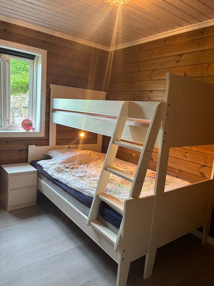 საძინებლის სიმაღლეა 120 სმ და 90 სმ. ოთახში, ასევე, დგას კომოდი და სამუშაო მაგიდა.