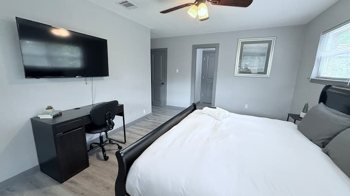 საძინებელი: საწოლი 193×203 სმ, თანამედროვე დეკორი, ფართო სივრცე და სამუშაო მაგიდა დასვენებისთვის!