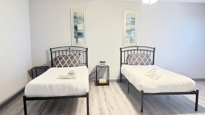 საძინებელი ორ ერთადგილიან საწოლთან: კარგად გამოძინებისთვის განკუთვნილი ნათელი და მყუდრო საცხოვრებელი თანამედროვე დეკორითა და რბილი თეთრეულით.