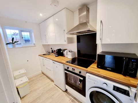 Top Airbnb: Beach, shopping, family activities, airport nearby in Holdenhurst Village