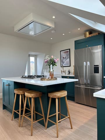 Smart Victorian w/ fireplace. Near Chelsea Stadium