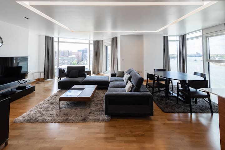 Stylish 2 bedroom flat with river view