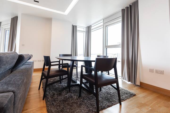 Stylish 2 bedroom flat with river view gallery image 2