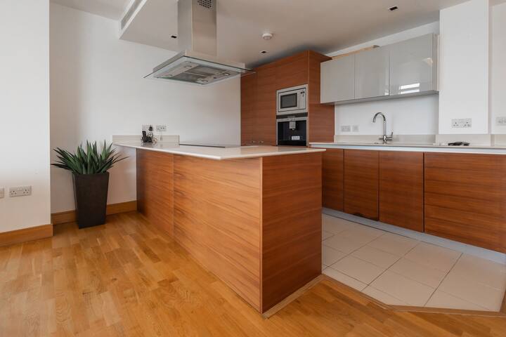 Stylish 2 bedroom flat with river view gallery image 5