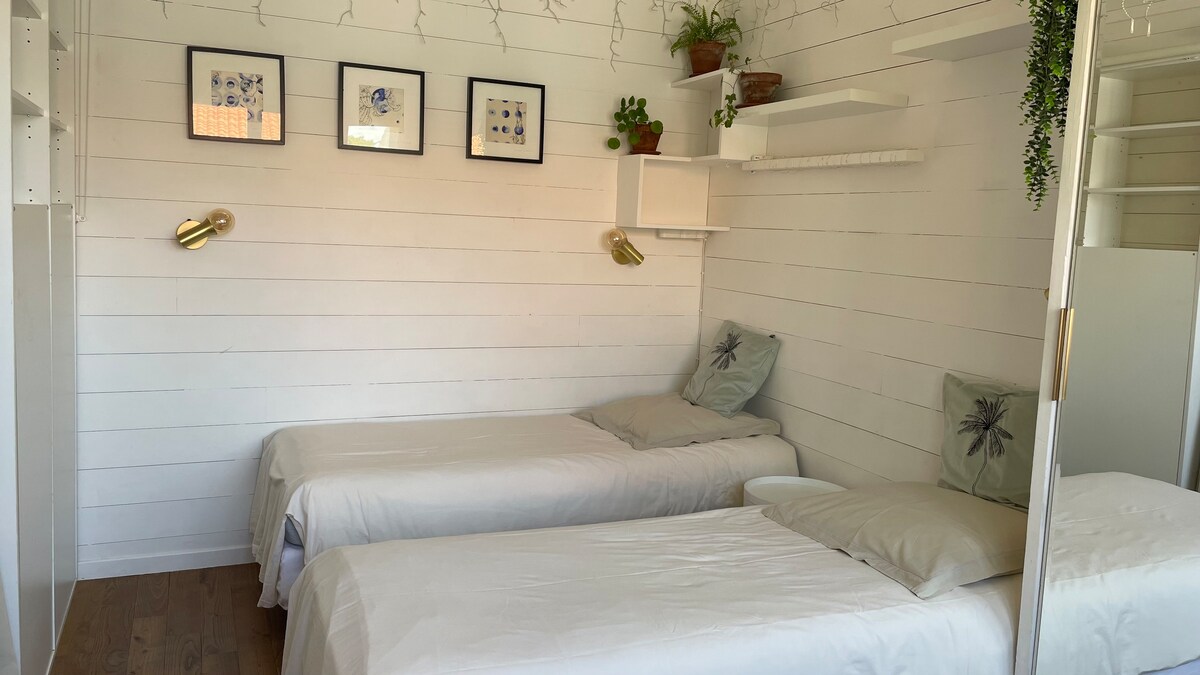 Две единични легла, които могат да бъдат заклещени едно до друго 