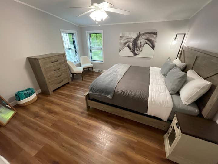 ห้องนอนใหญ่ 
เตียงคิงไซส์
ไนท์สแตนด์
โคมไฟตั้งพื้นข้างเตียง
ตู้ลิ้นชัก 4 ลิ้นชัก 
กระจกยาวเต็มตัว
ตู้เสื้อผ้าแบบวอล์คอิน
พื้นที่นั่งเล่นเก้าอี้ 2 ตัว 