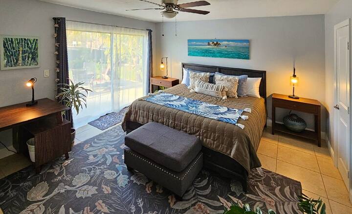 إضاءة طبيعية رائعة من الأبواب الزجاجية المنزلقة مع ستائر سوداء عندما يحين وقت الراحة. يوفر السرير الكبير مساحة كبيرة مع طاولتين نوم واسعتين لجميع أغراضك الشخصية. الوصول إلى الفناء الخلفي.