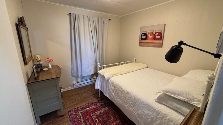 Chumba cha 1 cha kulala ni sehemu tulivu, yenye kitanda cha watu wawili na kabati la kujipambia.