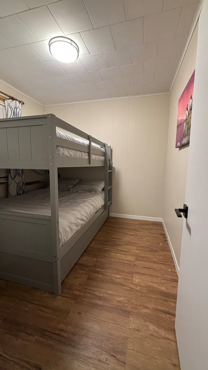 Chumba cha 2 cha kulala, chenye kitanda cha ghorofa mbili na mashine ya kuosha/kukausha iliyofungwa kwenye kona.