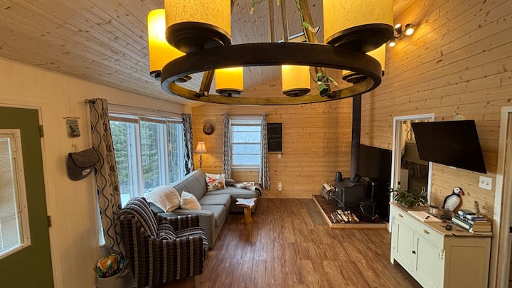 Sebule iliyo na jiko la kuni la kustarehesha.