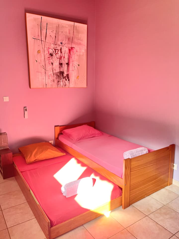Lit gigogne peut se transformer en double lit simple pour une personne supplémentaire. Chambre très confortable avec climatisation et salle de bain/toilette individuelles.