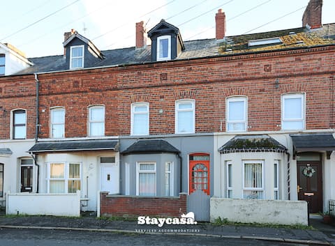 Top Airbnb: Gateway Abode Near City Centre w. Street Parking in Connswater