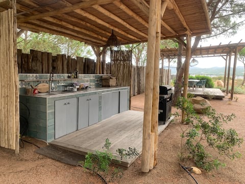 Airbnb performant: Pretty cedar wood cube, feet in the water… à Bonifacio