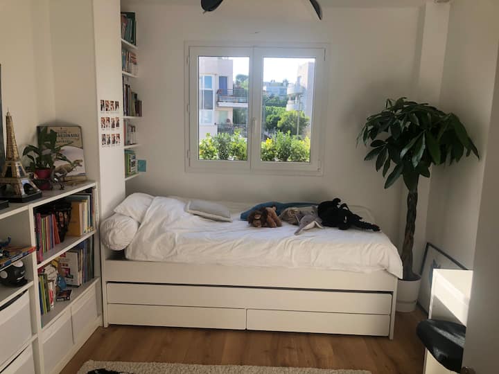 Საწოლი ჩალაგებით: 2 ერთადგილიანი საწოლი 90x200
Საგარდერობო ოთახი 