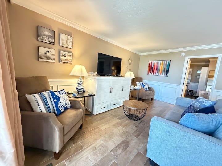 Luxury Poolside Condo- Waterfront/gated - Marco Island, FL