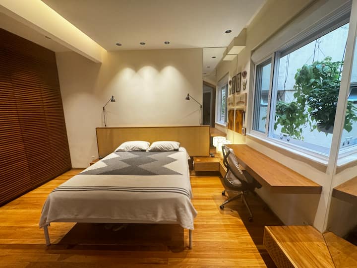 steamer ya Nguo inapatikana katika kila chumba.