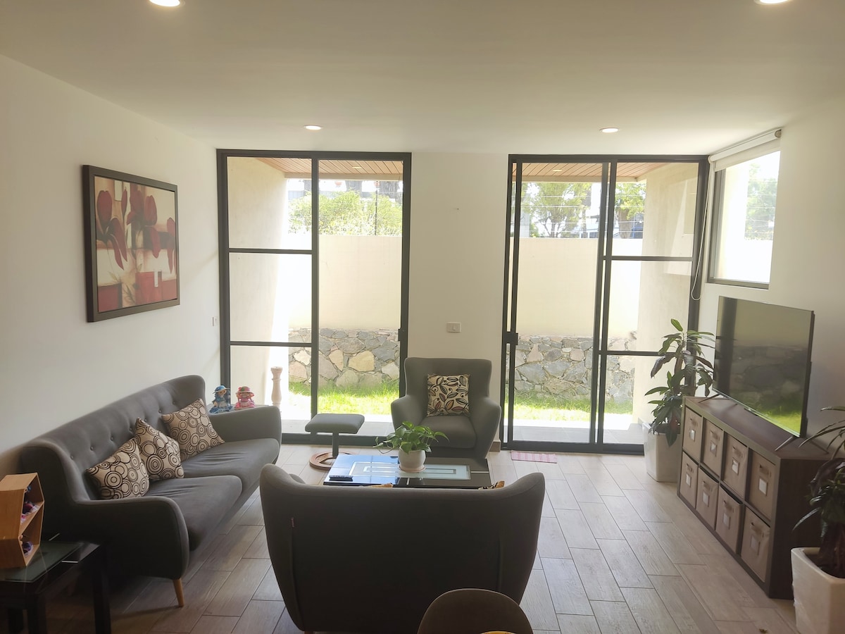Anuncio de Airbnb popular: Ground Floor 2 BR 3 Beds 2BA Family & Business en El Pueblito