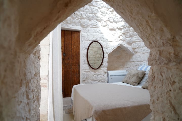 Trullo Tutta Pietra Con Piscina - Ostuni