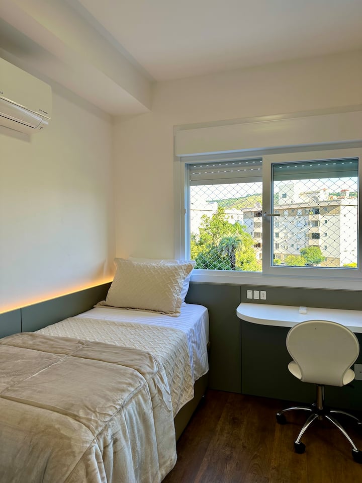 Krevet s jednim prtljažnikom 
Cobertor extra 
Lençol extra 
Escrivaninha w/study chair/ work 
with view