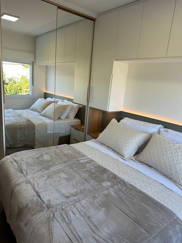 Suite Bathroom 
Box (bračni krevet (širine 150-179 cm) 
9000 btus inverter tihi klima-uređaj 
Cobertor extra 
Lençol extra 
Chapinha sušilo za kosu 
 
Usisivač 

