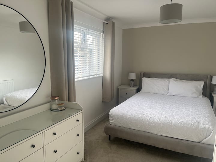 מיטת קינגסיז. אחסון בשפע.