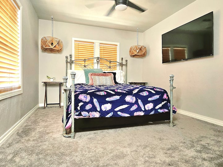 クイーンベッドとテレビ 