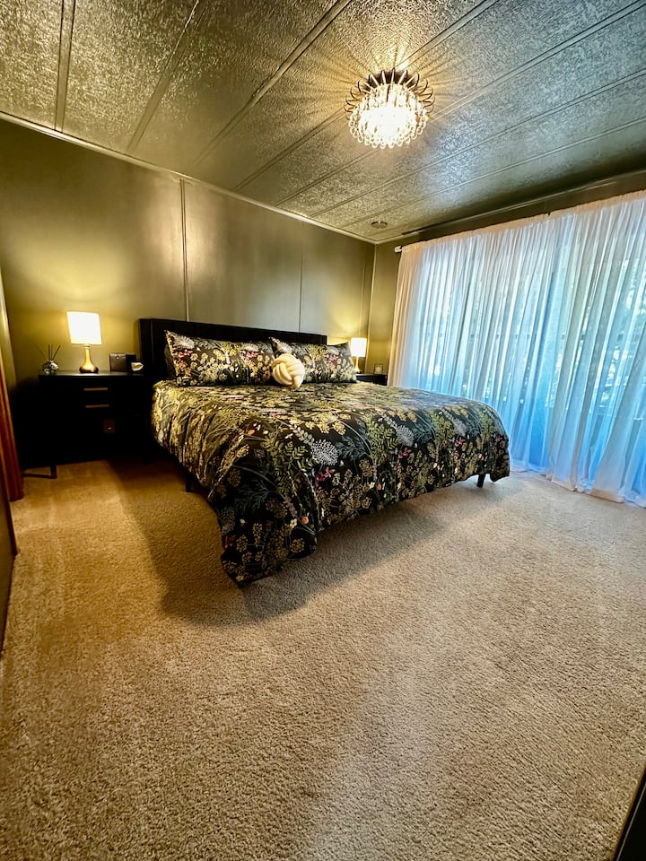 Veľká manželská posteľ s ubytovaním usb na každej strane postele pre vaše pohodlie pri nabíjaní zariadení.  Prenosný ventilátor na prúdenie vzduchu alebo hluk spolu s ďalšími vankúšmi a posteľnou bielizňou.