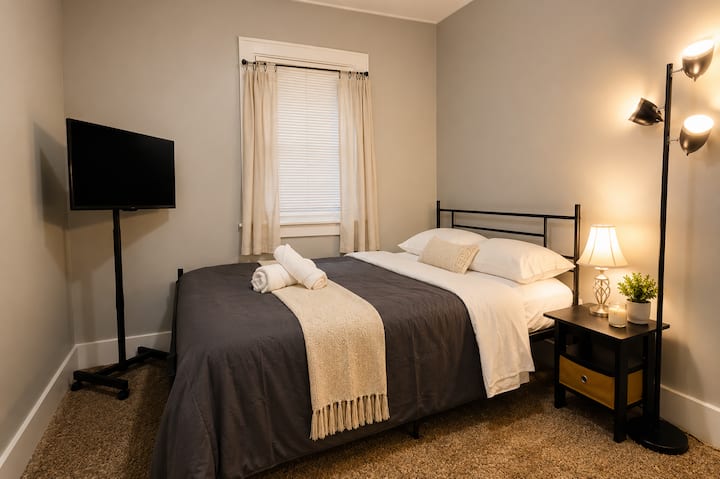 Cozy 4 Bedroom Apartment - Dearborn, MI