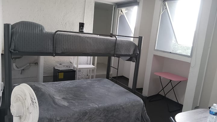 Двуетажно легло с двойно легло и единично легло 