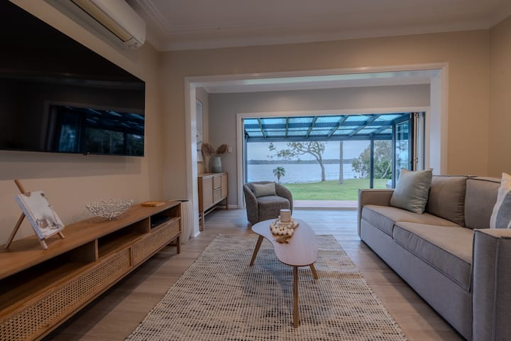 Waterfront Oasis Lakefront Villa W/pool & Sauna - Newcastle