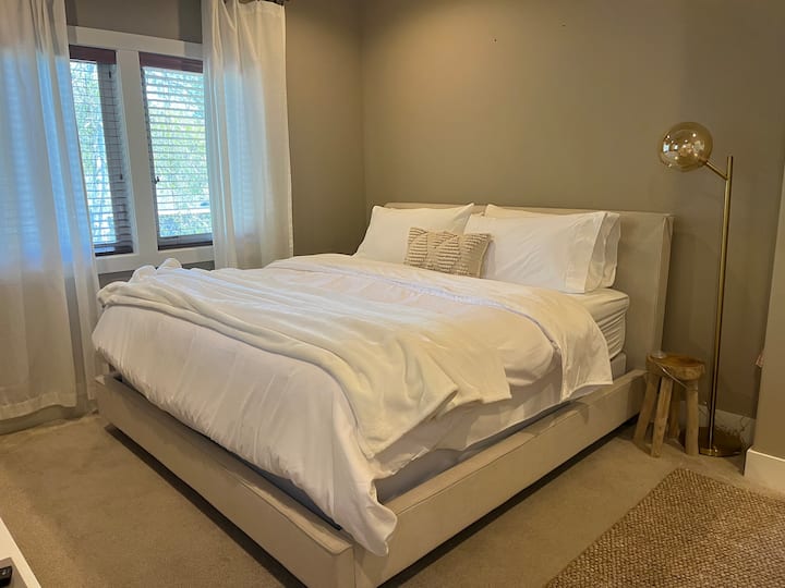 Private Bend Suite W/ King Bed, Hot Tub - ベンド, OR