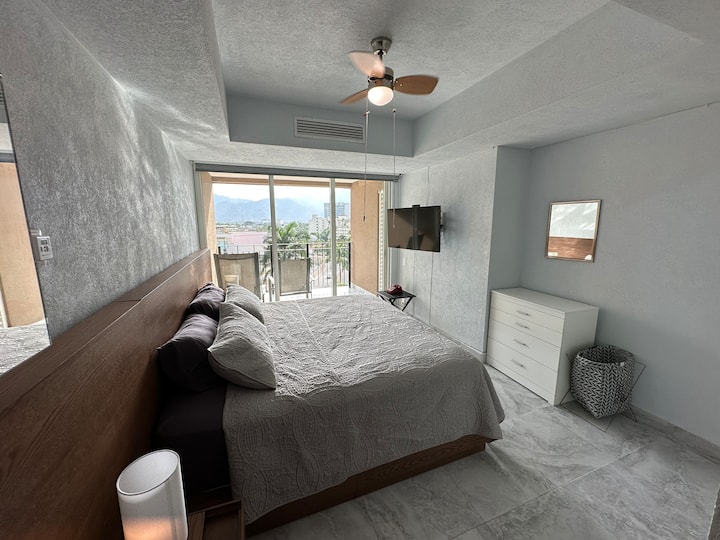 La chambre offre une vue agréable sur la région montagneuse de Puerto Vallarta.