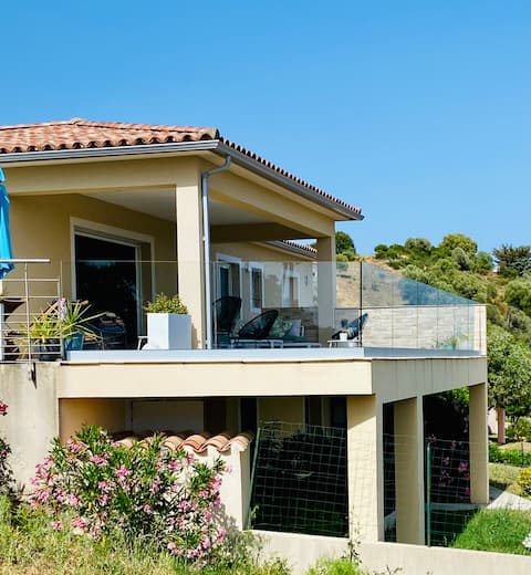 Villa de standing avec piscine, vue mer et ville