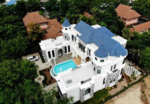 8 ️⃣ Luxury Chiang Mai Internet-Famous Landmark Castle Pool Villa for 16 people, star same style TV 